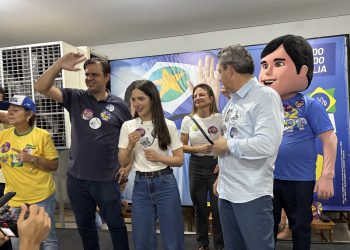 Thiago Silva e Janaína Riva intensificam corpo a corpo na reta final da campanha na Vila Operária