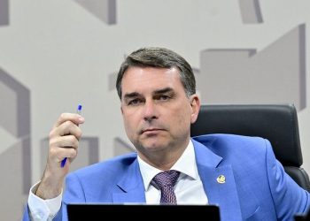 FIM DA ESCALA 6×1 Apoio de Flávio Bolsonaro à mudança gera dúvidas sobre posição do senador em relação aos direitos trabalhistas