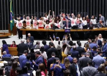 Senado aprova fim da escala 6×1 em dois turnos; jornada semanal será reduzida para 40 horas