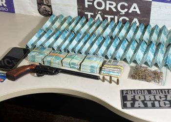 PM prende suspeito por furto de telhas termoacústicas e apreende arma de fogo e R$ 54,6 mil